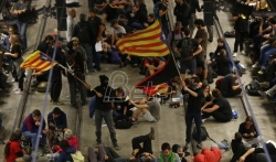 Protest separatista u Kataloniji na godišnjicu referenduma: Blokirana pruga brze železnice (VIDEO)
