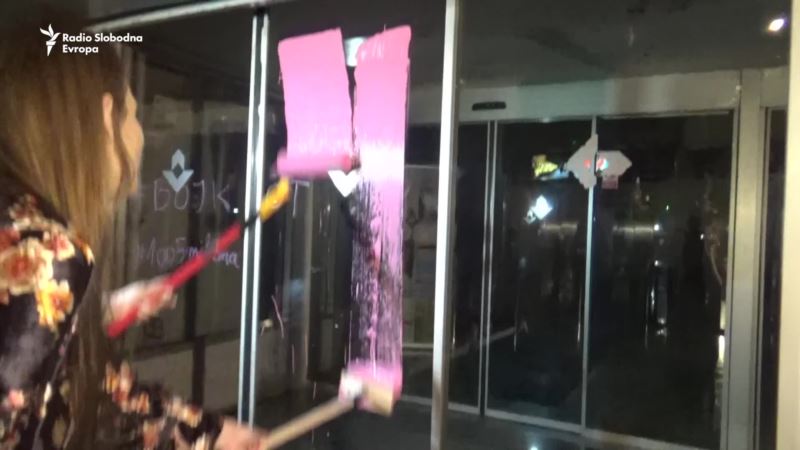 Protest u Beogradu: Vrata RTS-a ofarbana u pink boju