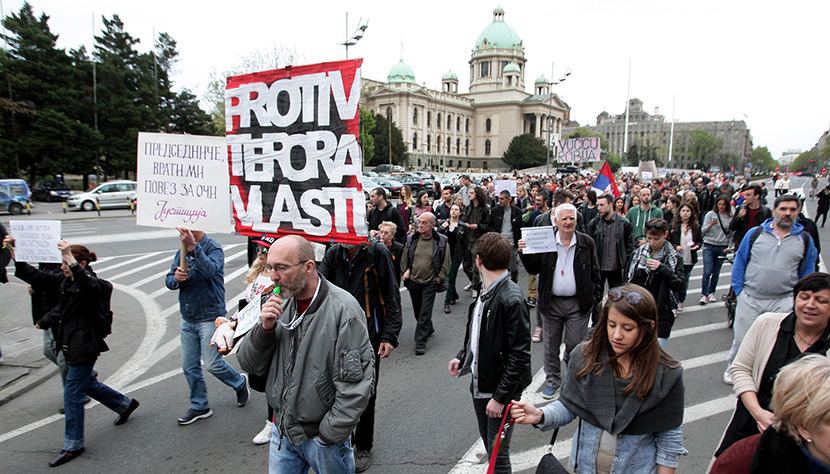 Protest u Beogradu i na Uskrs: Mala grupa demonstranata okupila se ispred Skupštine