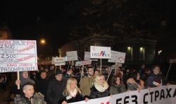 Protest u Čačku večeras predvodili prosvetni radnici sa transparentom Nebitni profesori