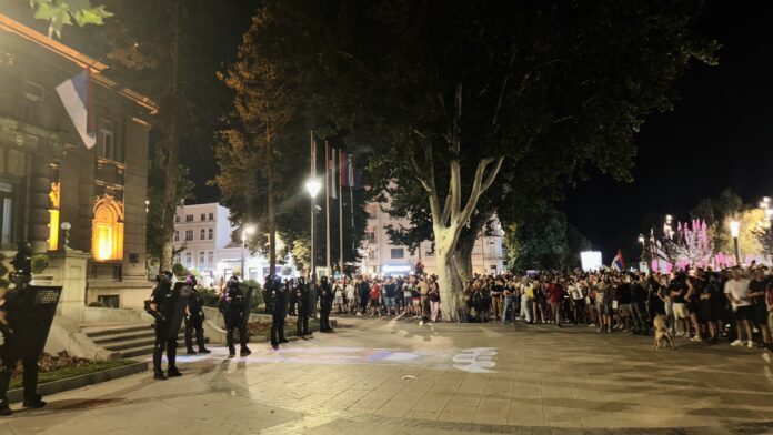 Protest u Nišu: Građani i studenti „šetali“ policiju iz ulice u ulicu, ovog puta bez odlaska do SNS-a