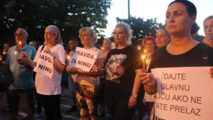 Na protestu u Petrovaradinu žena kolima udarila nekoliko građana  (FOTO/VIDEO)