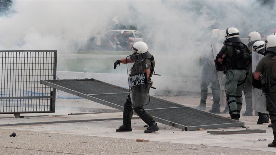 Protest u Solunu, policija upotrebila suzavac i šok bombe