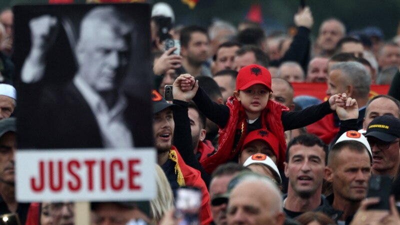 Protest u Strazburu protiv suđenja bivšim liderima Oslobodilačke vojske Kosova u Hagu