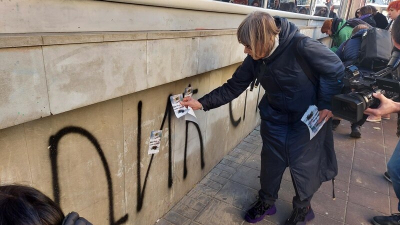 Prekrečen grafit ratnom zločincu Mladiću u Beogradu