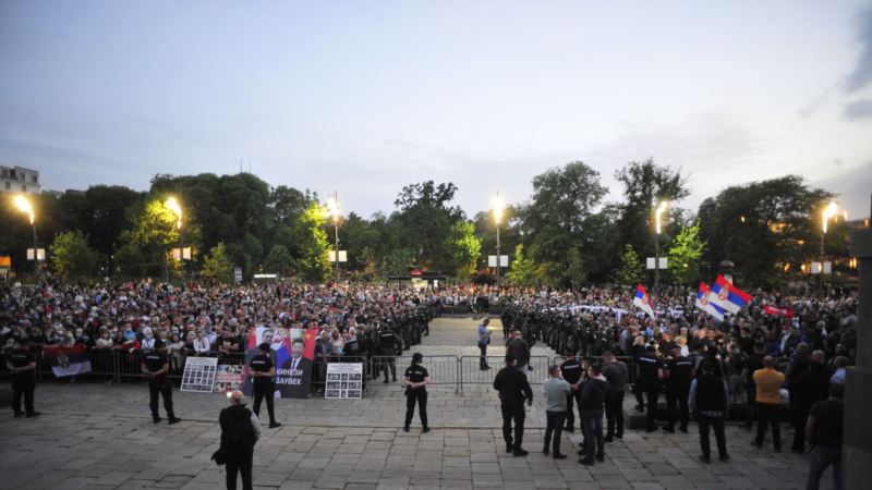 Protest vlasti i opozicije u Beogradu: Bez distance i bez zaštite