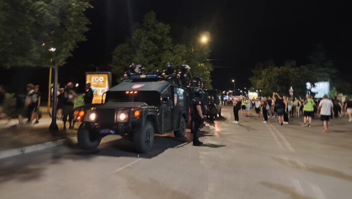 Protest zbog hapšenja u Nišu – studenti privedeni, pa pušteni posle više sati, šetnja do SNS-a uz brojne snage policije