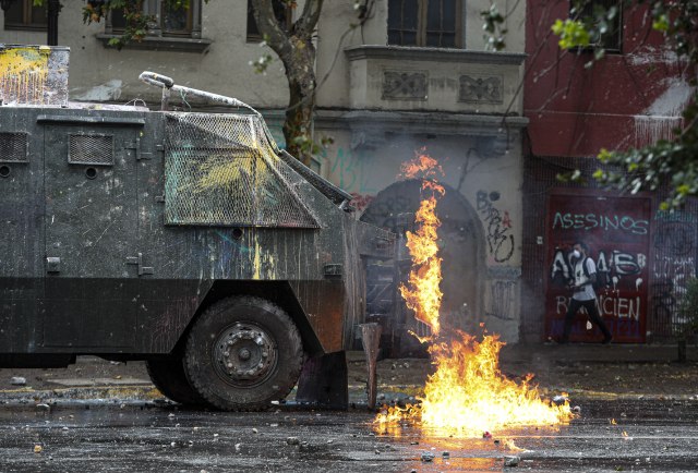 Protesti i nasilje u Čileu ne jenjavaju: Snimak zapaljenih policajki obišao svet VIDEO