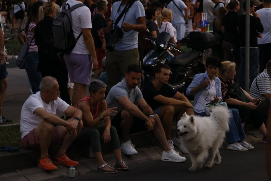 Neredi na protestu u centru Beograda, okupljanja u više gradova u Srbiji