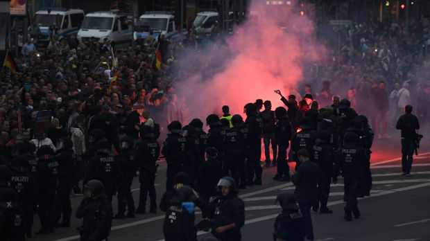 Protesti levice i desnice u Kemnicu, policija ih razdvaja