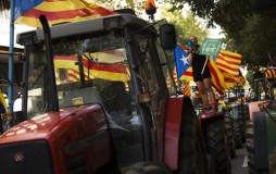 
					Protesti na traktorima širom Katalonije u znak podrške referendumu 
					
									
