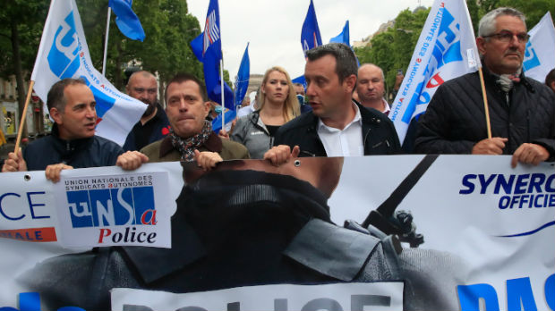Protesti policije u Francuskoj zbog zabrane zahvata gušenja