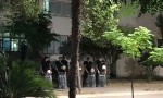 Protesti širom Crne Gore zbog dešavanja u Budvi: Policajci sa štitovima na glavnom ulazu Centra bezbednosti u  Baru (FOTO/VIDEO)
