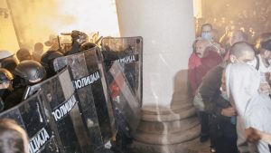Protesti, suzavac, kamenice i konjica u Beogradu: Policija tvrdi – nije bilo prekomerne upotrebe sile, više od 60 povređenih