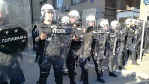 Protesti u Beogradu: Demonstranti pred zgradom policije, traže oslobađanje uhapšenih