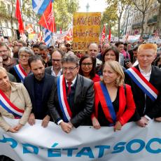 Protesti u Francuskoj se ne smiruju: Sve više besnih poruka - Makrone, podnesi ostavku! (FOTO)