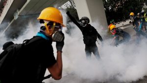 Protesti u Hongkongu: Policija suzavcem na hiljade demonstranata