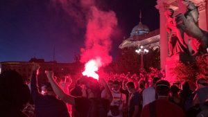 Protesti u Srbiji: Demonstrant uboden nožem ispred Skupštine, padaju petarde i baklje