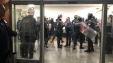 Protesti u Srbiji: Opozicija i deo demonstranata u zgradi RTS-a u Beogradu