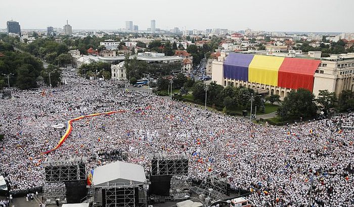 Protesti u belom u Rumuniji, 150.000 ljudi na ulicama