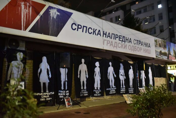 Protestom ispred prostorija SNS u Nišu obeleženo 11 meseci od pada nadstrešnice u Novom Sadu