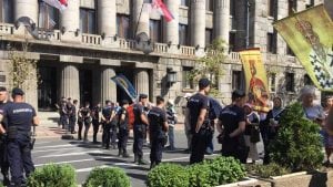 Protivnici Parade ponosa zaustavljeni kod Skupštine