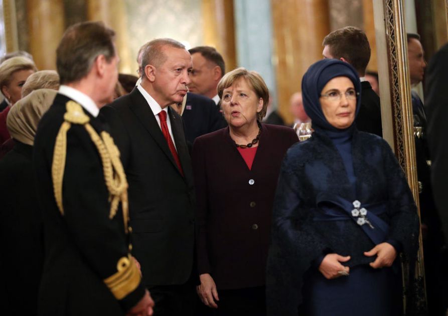 Prva dama Turske prošetala kaput srpskog brenda u Londonu