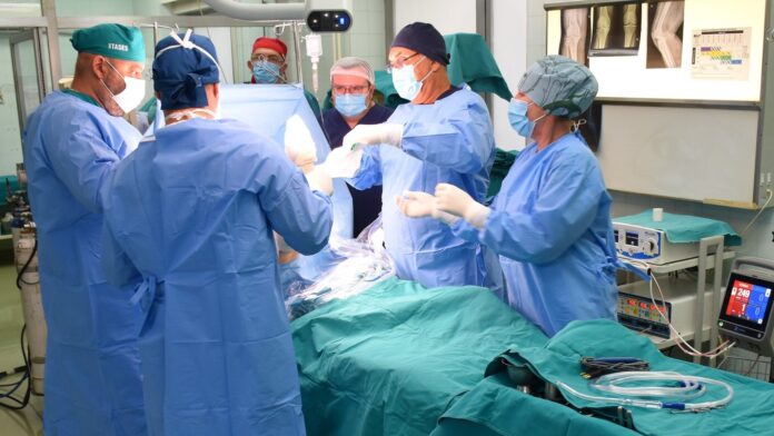 Prva operacija ugradnje veštačkog kolena urađena u Institutu „Niška Banja“ posle više od 20 godina