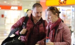 Prve fotografije Aleksandra Tereka sa beogradskog aerodroma: Osmeh i jak zagrljaj samo za suprugu (FOTO)