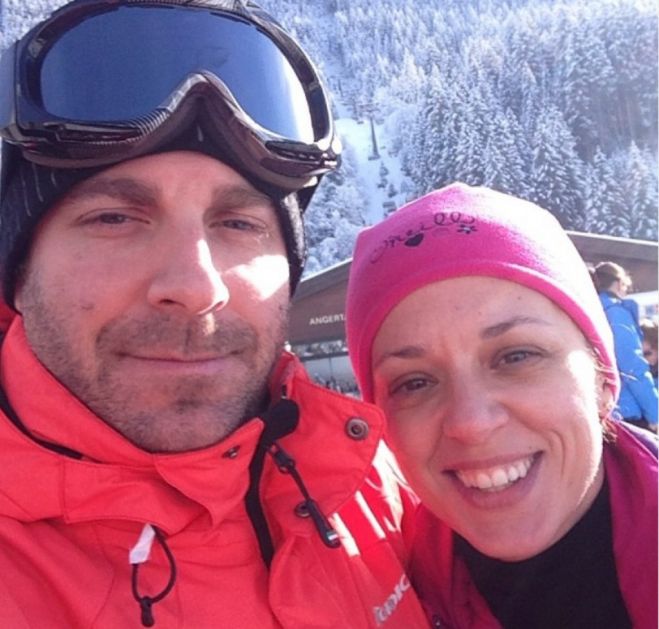 Prve slike Gordana Kičića sa porodičnog odmora: Vidi se da supruga i ćerke obožavaju skijanje (FOTO)