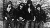 Prvi album Ramonsa - Ni manje akorda, ni više hitova