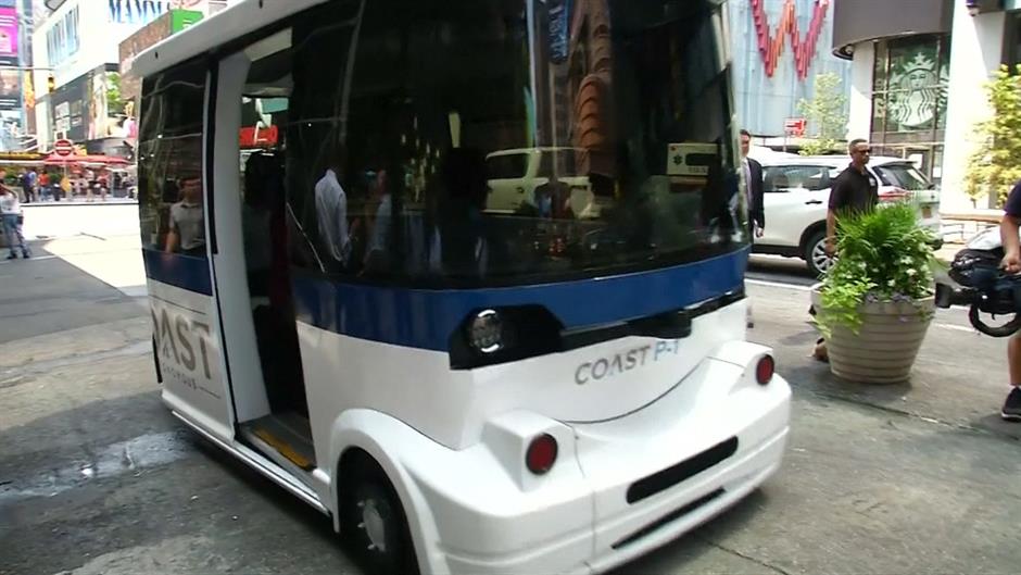 Prvi autobus bez vozača provozao putnike ulicama Njujorka