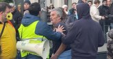 Prvi incident na protestu opozicije: Nasrnuli na nezadovoljnog građanina