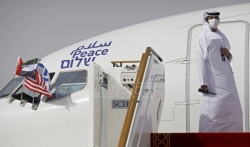 Prvi komercijalni putnički avion iz Emirata sleteo u Izrael (VIDEO)
