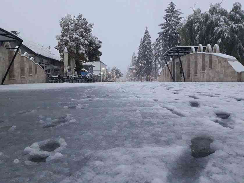 Prvi snijeg u ovoj godini – Ovako je jutros izgledala Sjenica (Foto + Video)