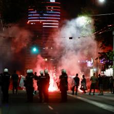 Prvi snimak napada na policajca: Demonstrant gurao kontejner na policiju, usledilo privođenje i opšti metež