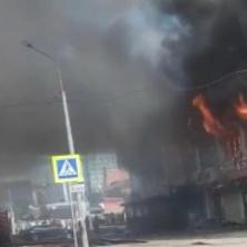 Prvi snimak požara u tržnom centru: Vatra guta objekat, crni dim kulja u nebo - prizori su dramatični (VIDEO)