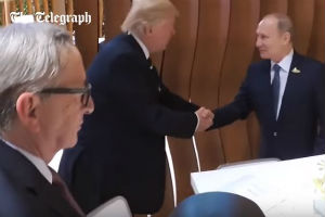 Prvi susret Putina i Trampa, palo istorijsko rukovanje 