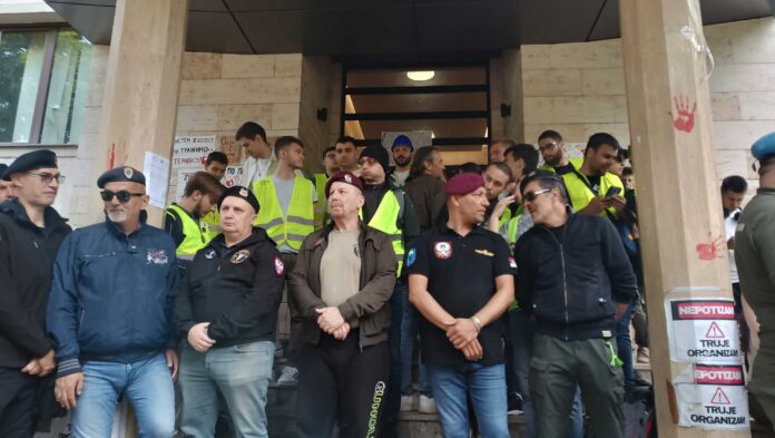 Prvo protest ispred Medicinskog fakulteta u Nišu, pa potraga za dekanom