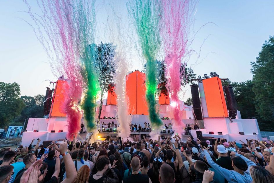 Prvo veče Lovefesta ujedinilo 15 hiljada ljudi iz 30 zemalja iz sveta: Deborah de Luca, Anfisa Letyago i 999999999 napravili spektakl na Fire Stage-u!