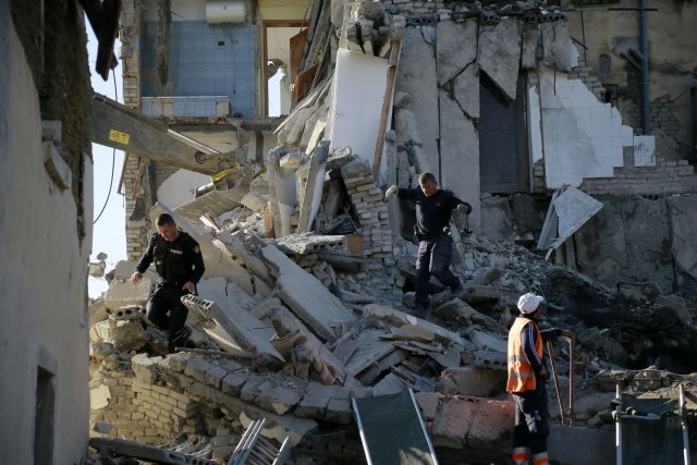Psi spasioci iz Hrvatske učestvuju u potrazi za nestalima nakon razornog zemljotresa