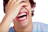 Psiholog: Mnogi ljudi prikrivaju svoju patnju tako što se smeju VIDEO