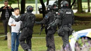 U pucnjavi u dve džamije na Novom Zelandu ubijeno 49 ljudi, ćirilica na oružju napadača (FOTO)