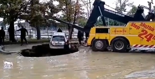 Pukla vodovodna cev u Novom Sadu, stvorila se ogromna rupa i progutala automobil VIDEO