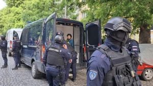 Pušten fotoreporter priveden na protestu ispred suda u Novom Sadu: Tražio sam da se sklone i završio u policiji