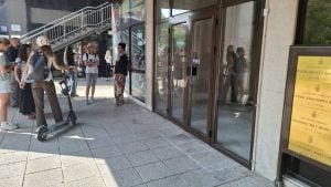 Pušten profesor Akademije umetnosti u Novom Sadu: Optužen za sknavljenje zastave kod prostorija SNS-a