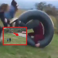 Pustili su ga da se kotrlja niz brdo u gumi - sledeće sekunde, NALETEO je AUTOMOBIL! (VIDEO)