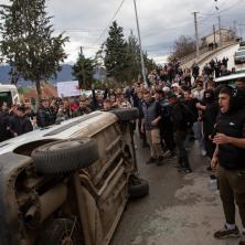 Pustite ih da presude zlotvoru Ogorčeni građani ispred kuće vlasnika diskoteke u Kočanima: Eskalira bes u Severnoj Makedoniji