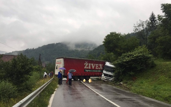 Put Bijelo Polje – Mojkovac: Kamion skliznuo sa puta, saobraćaj bio blokiran tri sata