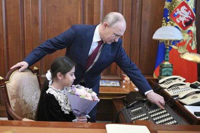 Putin: Reci halo; Devojčica: Halo... VIDEO